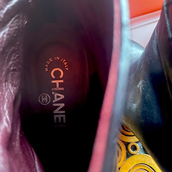 CHANEL calfskin ankle boots. - Picture 3 of 7